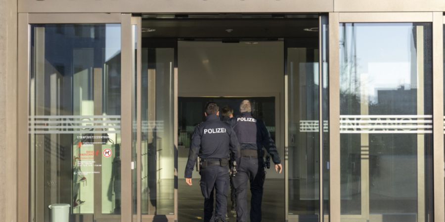 Der Prozess gegen einen 19-Jährigen hat am Montag am Strafjustizzentrum in Muttenz BL begonnen. Ihm wird vorgeworfen, einen Jugendlichen mit einem Messer getötet zu haben. (Archivbild)