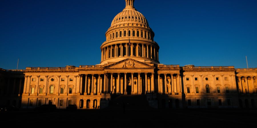 ARCHIV - Das US-Kapitol ist kurz nach Sonnenaufgang zu sehen. Foto: Julia Demaree Nikhinson/AP/dpa/Symbolbild