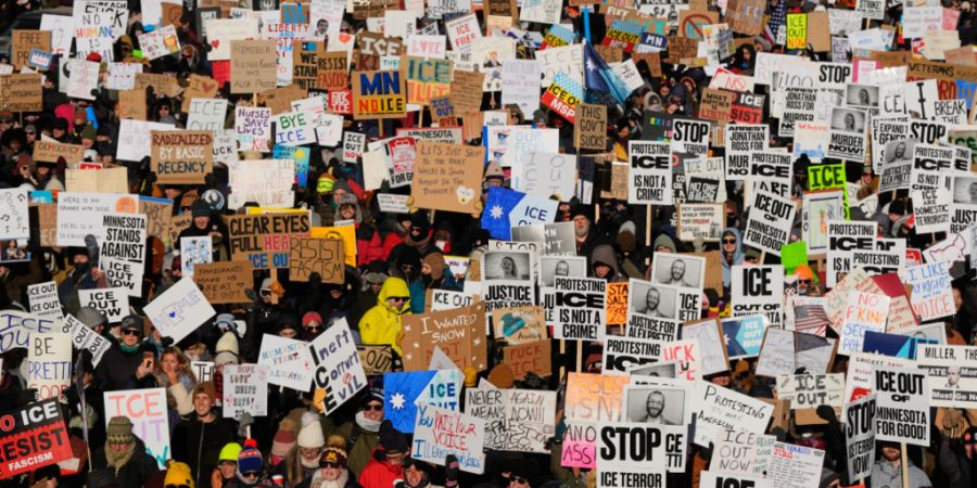 dpatopbilder - Menschen versammeln sich während einer Demonstration in Minneapolis. Foto: Alex Brandon/AP/dpa