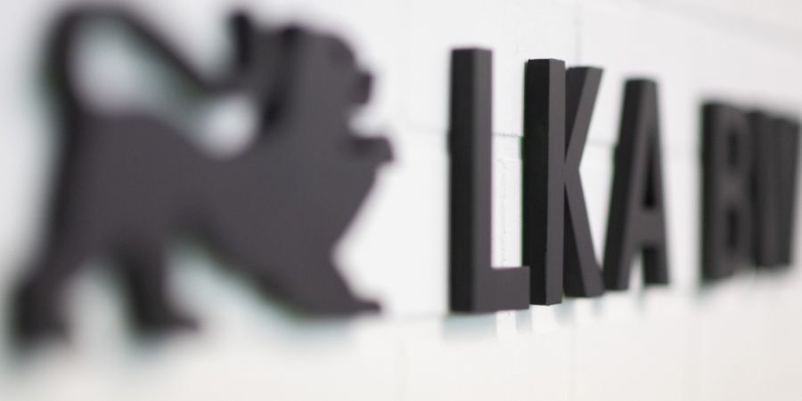 ARCHIV - Ein LKA BW-Schriftzug ist im Newsroom des Landeskriminalamt Baden-Württemberg zu sehen. (zu dpa: «Große Razzia bei rechtsextremem Verlag: NS-Material gefunden») Foto: Marij...