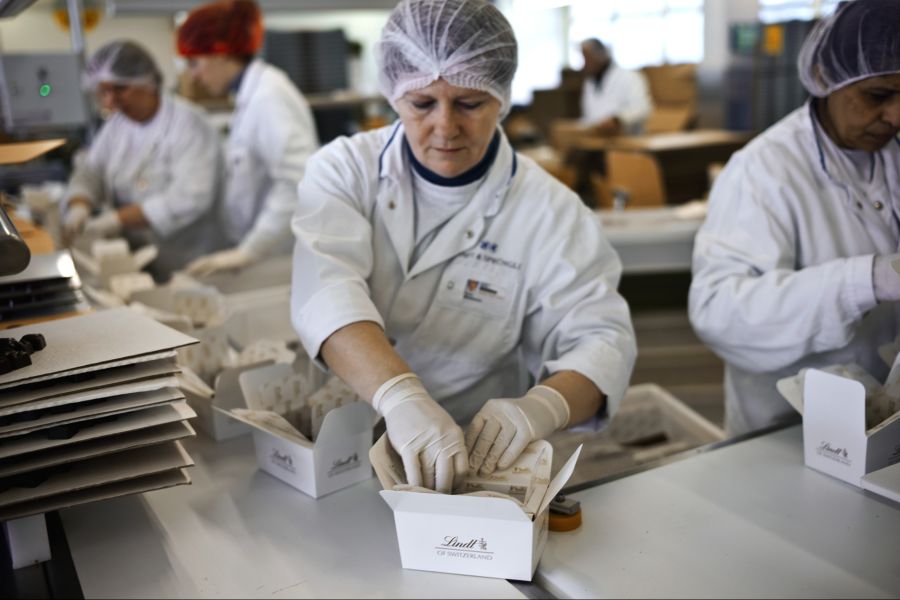 ... und Schoggi-Gigant Lindt & Sprüngli stellen fest, dass sie häufiger Bewerbungsunterlagen ohne Geburtsdaten erhalten.