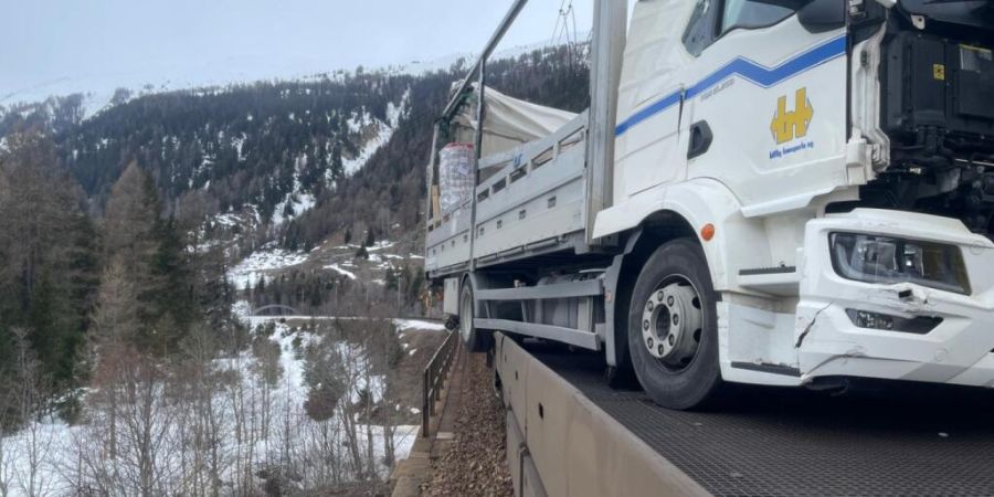 Der Lastwagen verrutschte und ragte über den Zugrand hinaus.