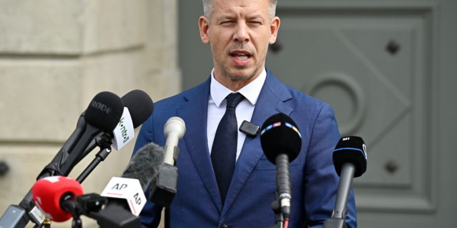 ARCHIV - Peter Magyar, Vorsitzender der bei den Wahlen siegreichen Tisza-Partei, spricht zu den Medien, bevor er Staatspräsident Sulyok im präsidialen Alexanderpalast trifft. Foto: Ro...