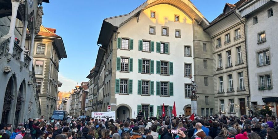 Mehrere hundert Personen demonstrierten am Dienstagabend vor dem Berner Rathaus gegen patriarchale Gewalt.