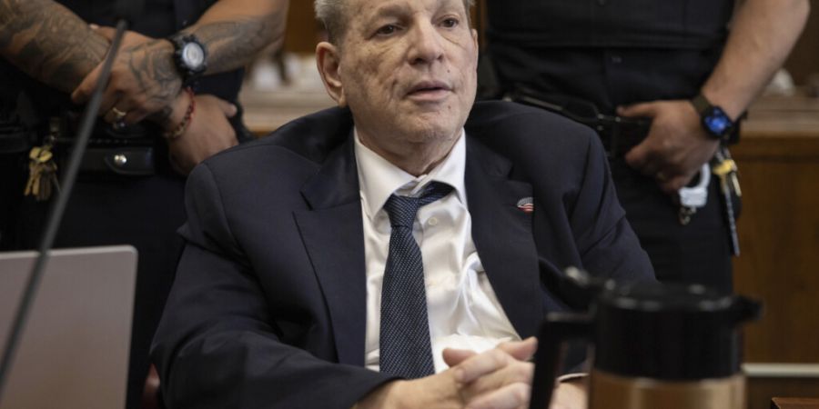 ARCHIV - Der ehemalige Filmproduzent Harvey Weinstein nimmt im Mai 2025 an seinem Wiederaufnahmeverfahren vor dem Strafgericht in Manhattan in New York teil. Foto: Yuki Iwamura/AP/dpa