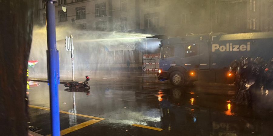 Im Anschluss an die Anti-WEF-Demo setzt die Polizei einen Wasserwerfer ein.