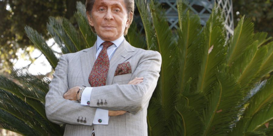 ARCHIV - Modedesigner Valentino Garavani während eines Fototermins zur Präsentation des Dokumentarfilms «Valentino: The Last Emperor» in Rom. Foto: Alessandra Tarantino/AP/dpa