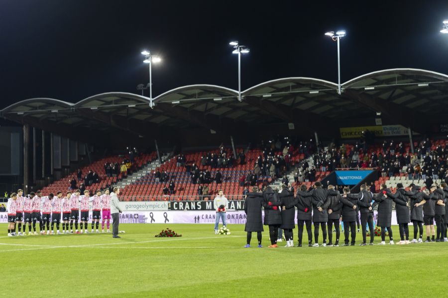 Momente der Trauer: Im Anstosskreis werden rote und weisse Rosensträusse abgelegt.