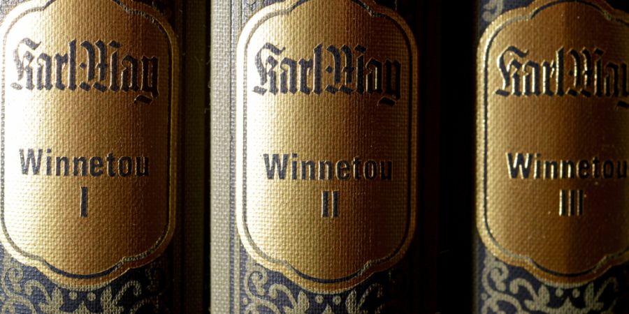 ARCHIV - Winnetou-Bücher stehen in einem Regal des Karl-May-Verlags. Foto: David-Wolfgang Ebener/dpa