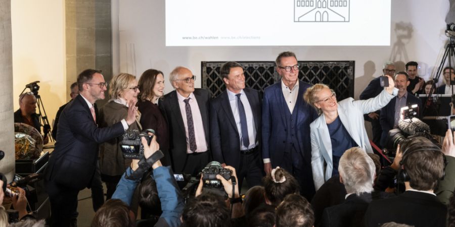 Frischer Wind im Regierungsrat: Kaum gewählt, schiesst die Grüne Aline Trede ein Selfie der neuen Kantonsregierung.