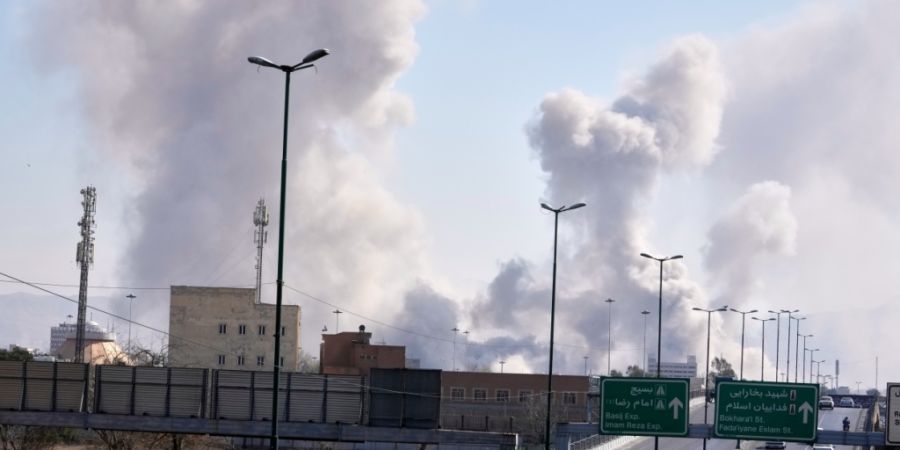 ARCHIV - Rauchschwaden steigen nach einem Angriff in Teheran auf. Foto: Vahid Salemi/AP/dpa