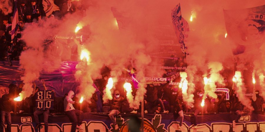 Fans zünden, Klubs bezahlen: Im Bild GC-Fans bei einem Auswärtsspiel in St. Gallen. (Archivbild)