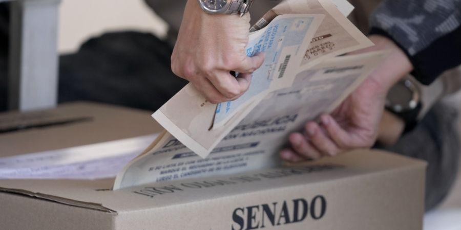 ARCHIV - Ein Mann gibt während der Parlamentswahl seinen Stimmzettel ab. In Kolumbien hat die Parlamentswahl begonnen. Foto: Fernando Vergara/AP/dpa