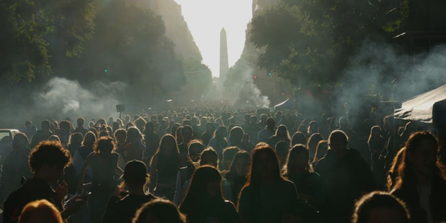 dpatopbilder - Menschen protestieren in Buenos Aires, Argentinien, und fordern von der Regierung von Präsident Milei die Einhaltung eines Finanzierungsgesetzes inmitten von tiefen Haus...