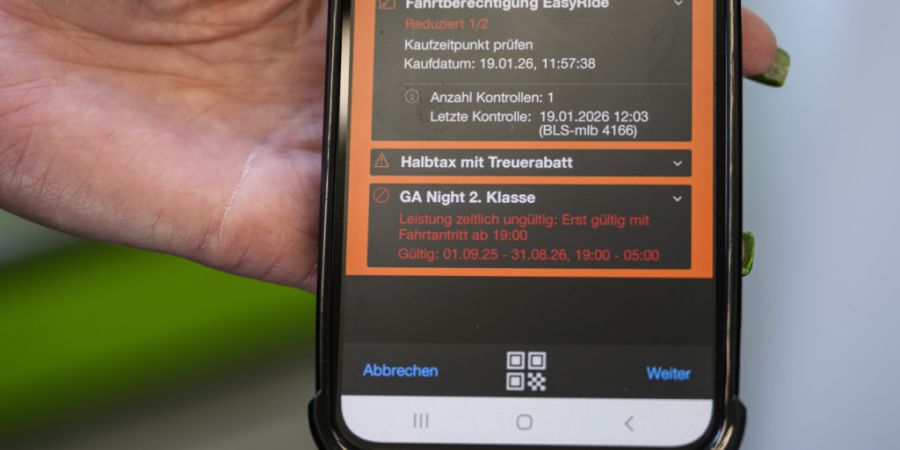 Nicht alle Menschen hätten Zugang zu Smartphone oder Kreditkarte für den Kauf eines ÖV-Tickets, argumentierten die Motionäre. (Symbolbild)