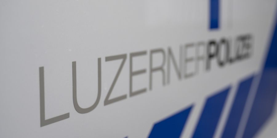 In Gettnau LU stoppte die Luzerner Polizei am Freitagabend einen betrunkenen Autofahrer, ohne gültigen Ausweis und ohne Kontrollschild. (Symbolbild)