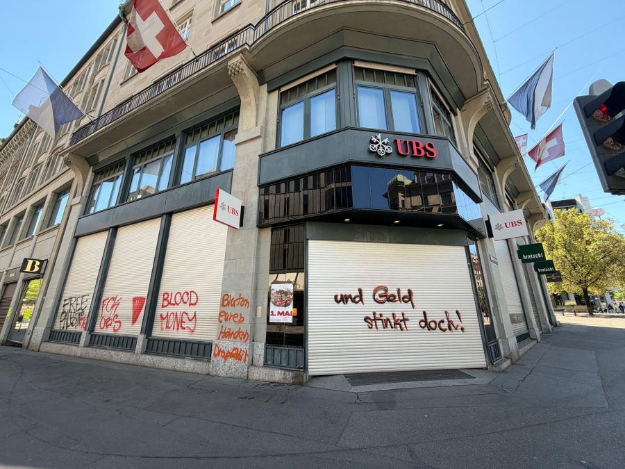 Demonstrierende haben verschiedene Botschaften auf die Fassade gesprayt.