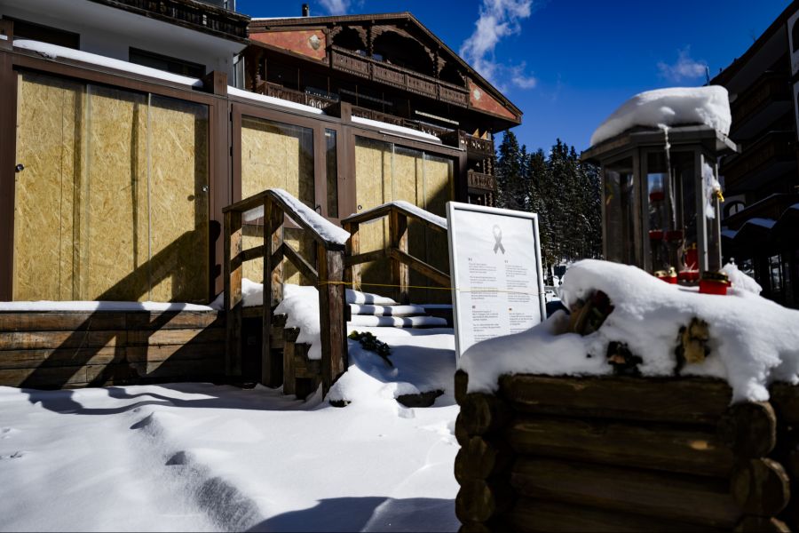 Die Bar «Le Constellation» in Crans Montana VS ist seit der verheerenden Brandkatastrophe geschlossen.