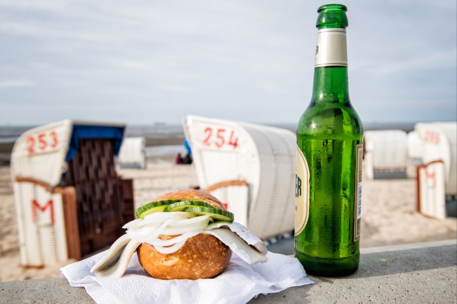 Manchmal braucht es nicht viel mehr als in einzigartiger Kulisse ein kühles Bier und ein leckeres Fischbrötchen.