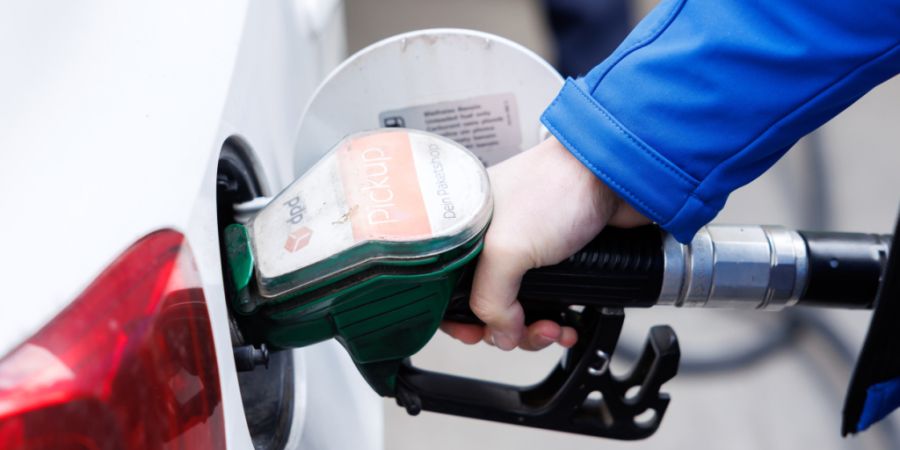 Total deckelt Benzin in Frankreich weiter auf 1,99 Euro pro Liter. An Feiertagen sinkt der Dieselpreis – und bei fallenden Ölpreisen sollen Kunden sofort profitieren. (Archivbild)