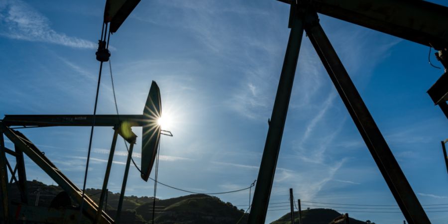 ARCHIV - Öl-Pumpen auf dem San Ardo Ölfeld. Foto: Nic Coury/AP/dpa (Archivbild)