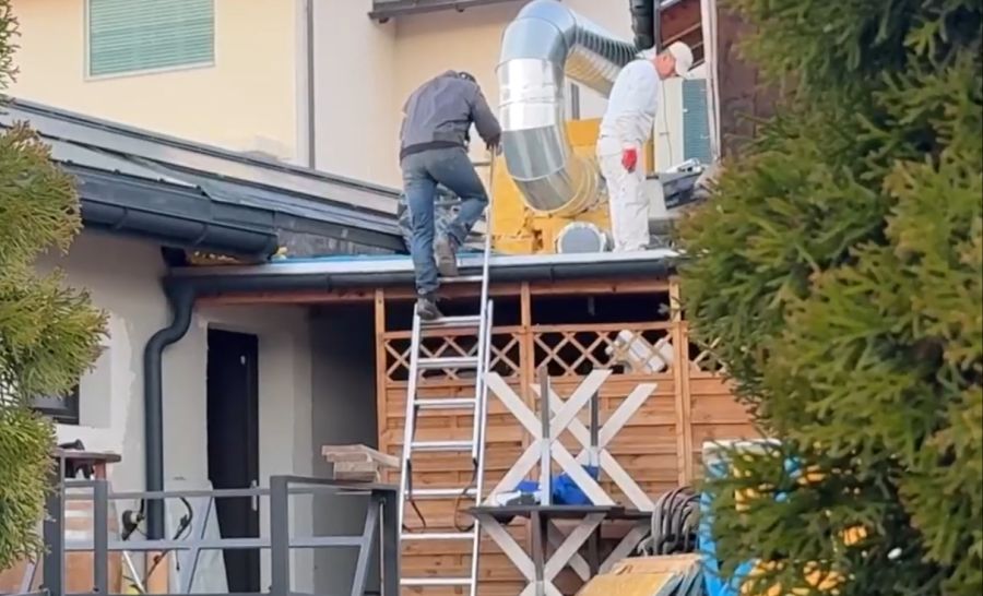 Einen Tag nach der für diesen Dienstag vorgesehenen Einvernahme wurde er von italienischen Reporten bei Dacharbeiten gefilmt.