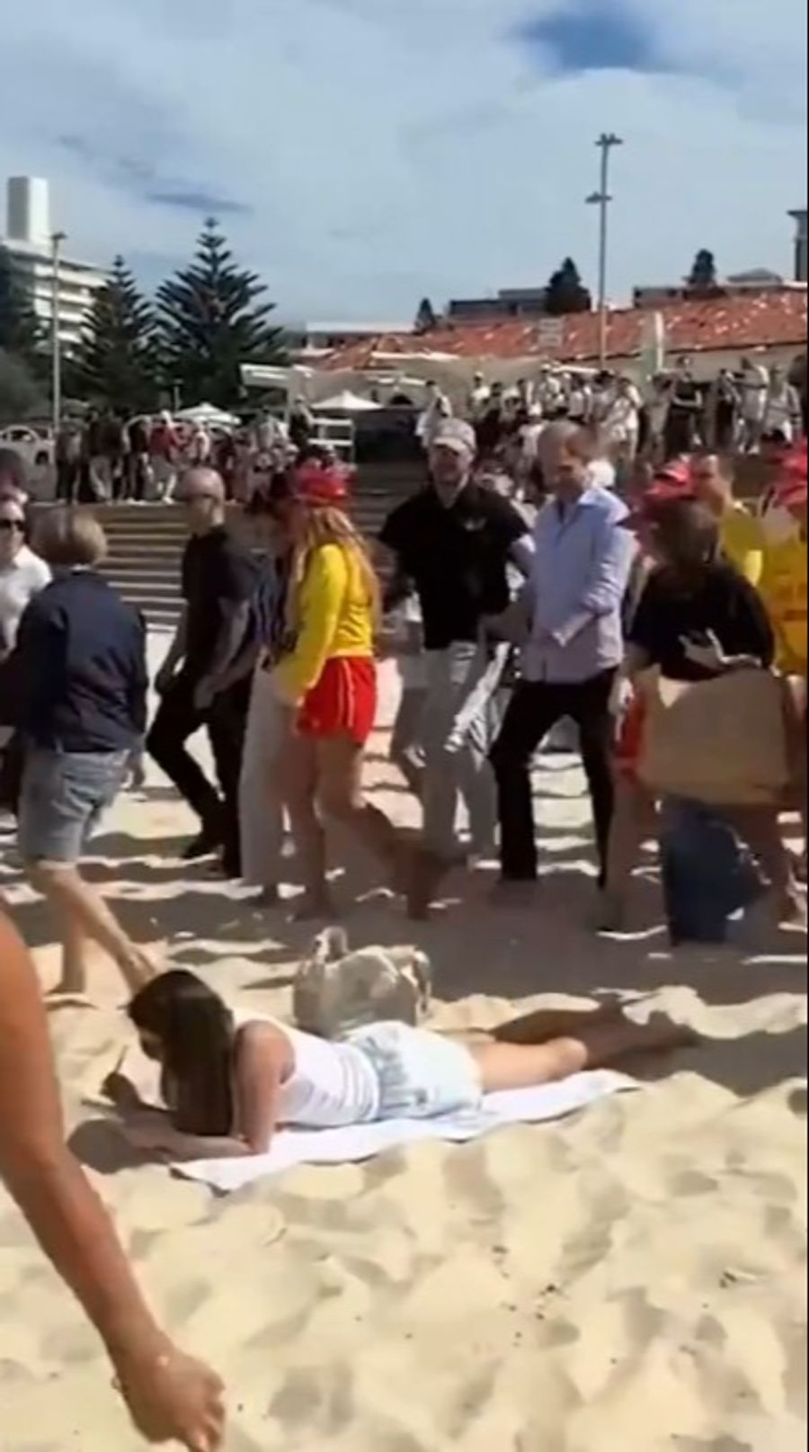 Die Frau denkt nicht daran, ihr Badetuch zu verlassen. Genau dieser Moment geht später im Netz viral.