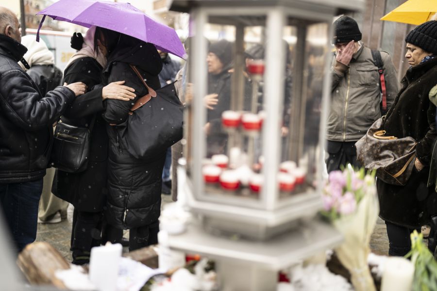 Die 18-Jährige entdeckt Flammen an der Decke und schreit «Es brennt!»