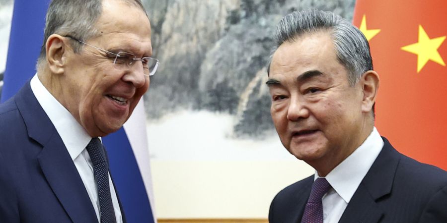 HANDOUT - Der russische Außenminister Sergej Lawrow (l) und der chinesische Außenminister Wang Yi stehen vor ihren Gesprächen in Peking für ein Foto zusammen. Foto: Uncredited/Russi...
