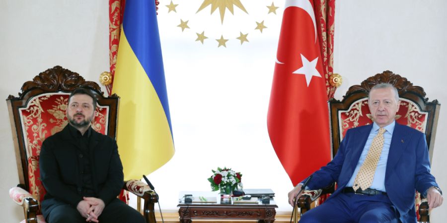 HANDOUT - Der türkische Präsident Recep Tayyip Erdogan (r) und der ukrainische Staatschef Wolodymyr Selenskyj während ihres Treffens in Istanbul. Foto: Turkish Presidency/Turkish Pre...