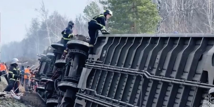 HANDOUT - Ein Personenzug ist in der Region Uljanowsk entgleist. Foto: Uncredited/Russian Emergency Ministry Press Service/AP/dpa - ACHTUNG: Nur zur redaktionellen Verwendung im Zusamme...