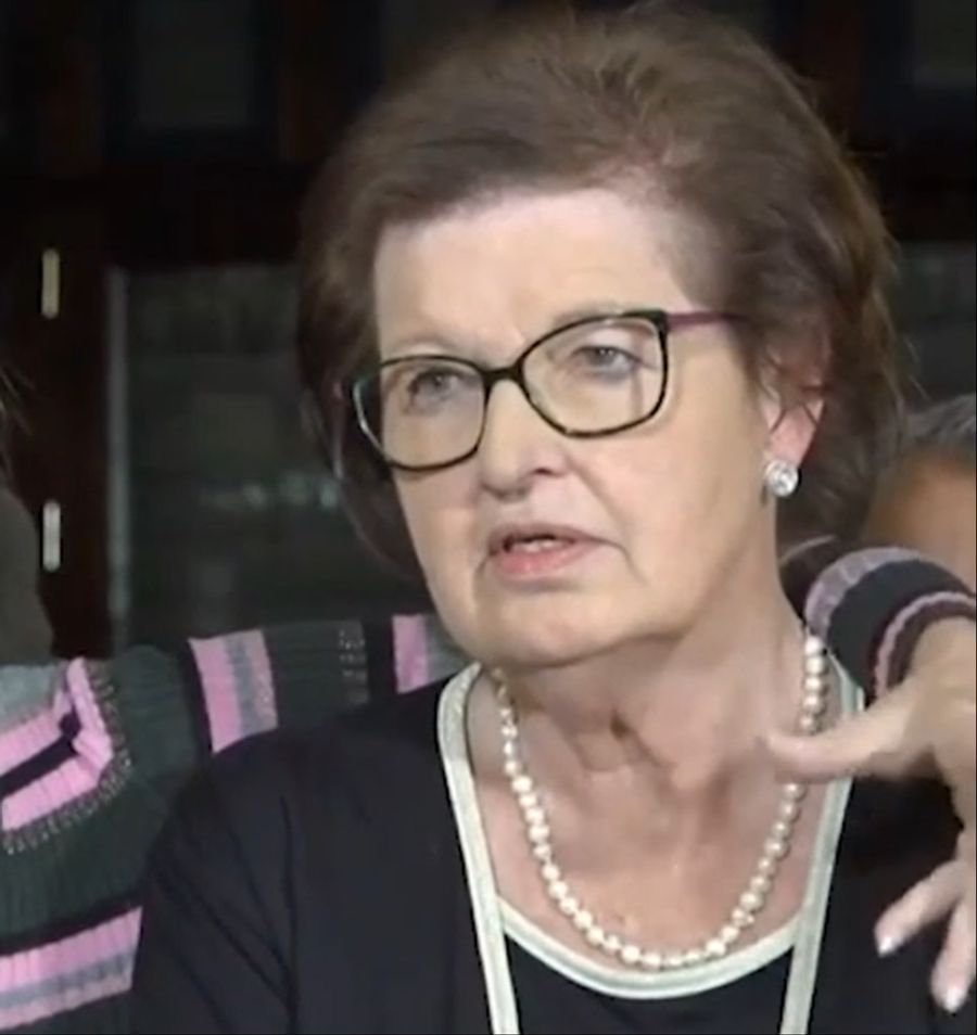 Die Frau macht darauf aufmerksam, dass Millionen von Italienern nicht über die Runden kommen.