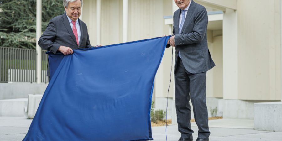 Uno-Generalsekretär Antonio Guterres und der Präsident der Stiftung für das Portal der Nationen, Ivan Pictet, enthüllen eine Gedenktafel für das künftige Besucherzentrum der Uno i...