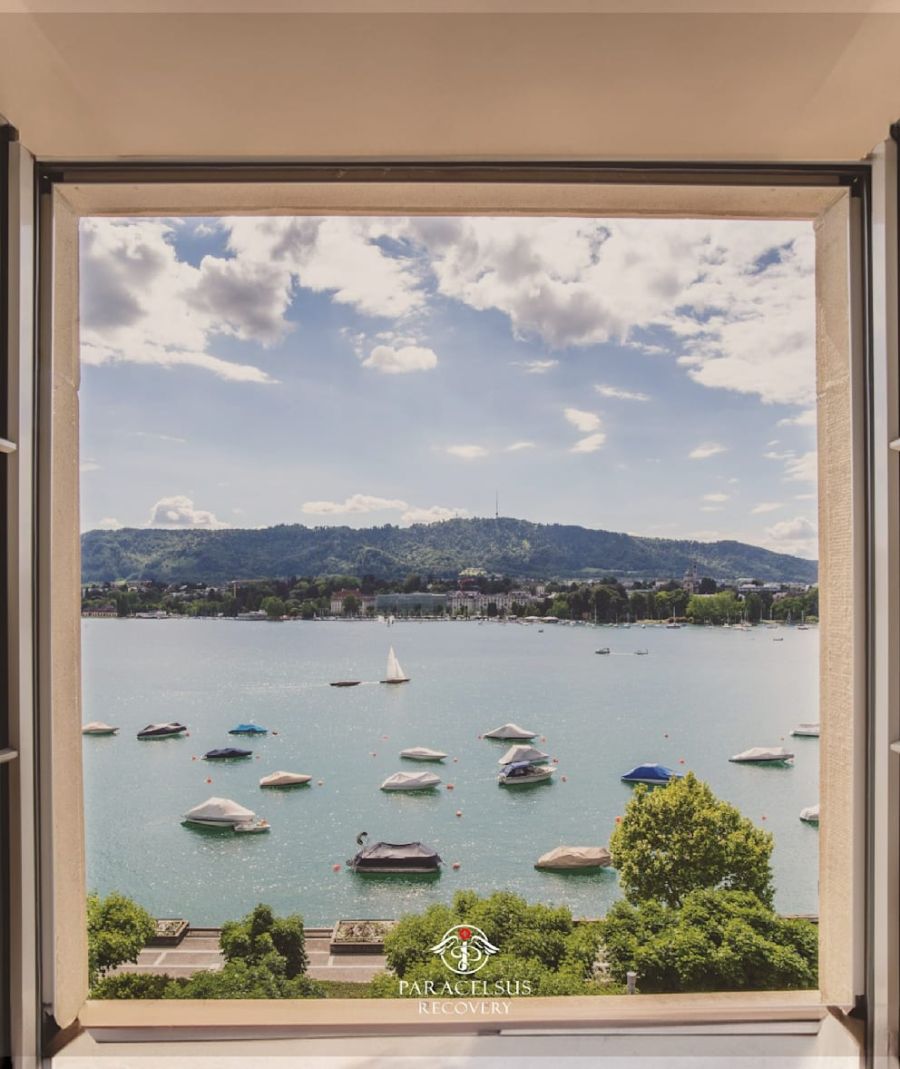 Die Klinik befindet sich direkt am Zürichsee.