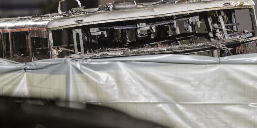 Beim Brand eines Postautos in Kerzers FR sind sechs Menschen ums Leben gekommen und fünf Personen verletzt worden. (Archivbild)