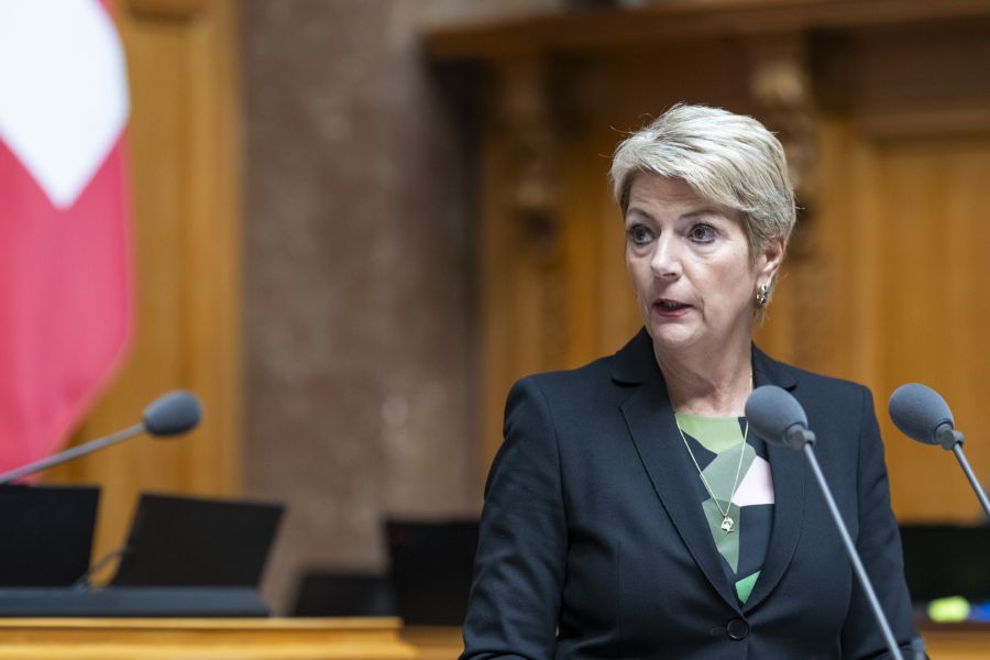 Bundesrätin Karin Keller-Sutter hat nach sexistischen Beschimpfungen im Netz Anzeige gegen Unbekannt eingereicht.