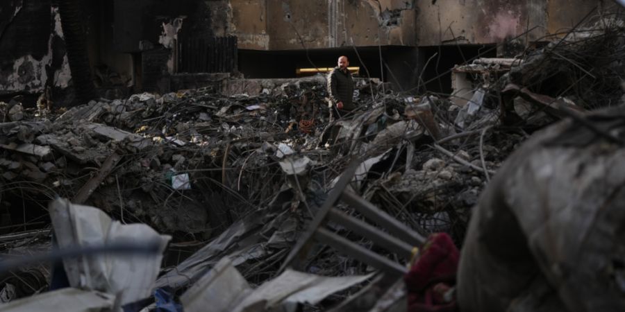 Ein Anwohner geht in den Trümmern eines Gebäudes, das bei einem israelischen Luftangriff am vergangenen Mittwoch im Zentrum von Beirut zerstört wurde. Foto: Hassan Ammar/AP/dpa