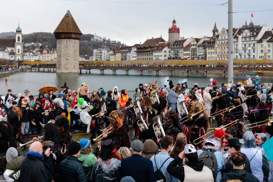 Am Nachmittag des Schmutzigen Donnerstag zog der Fritschiumzug durch die Stadt.