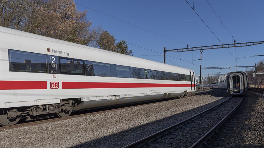 Wegen einer Störung im deutschen Netz kam der Lokführer erst mit Verspätung an.