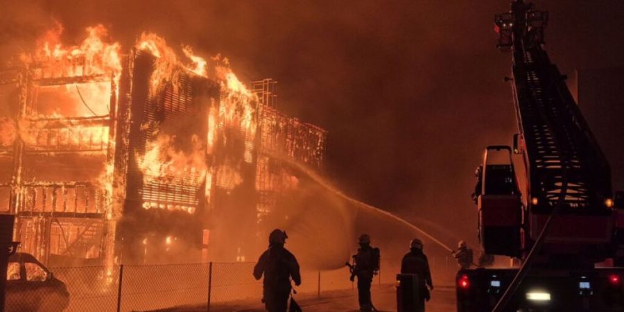 Im Zusammenhang mit dem Brand in Bubendorf BL am Montag hat die Polizei vier junge Männer festgenommen.