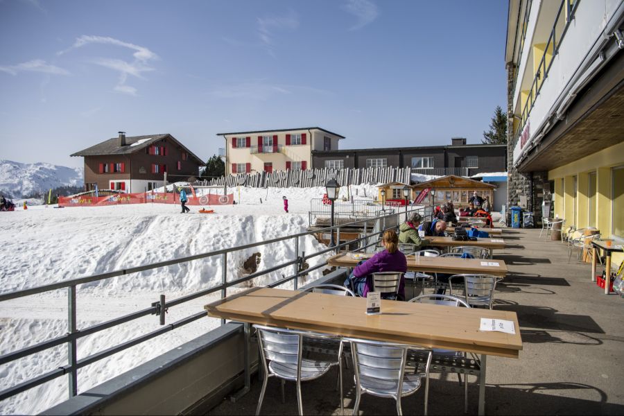 Viele Touristen würden auf der französischen Seite essen gehen, um Kosten zu sparen. (Symbolbild)