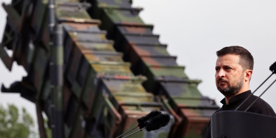 ARCHIV - Wolodymyr Selenskyj, Präsident der Ukraine, steht vor einem Flugabwehrsystem vom Typ Patriot. Foto: Jens Büttner/dpa/Archivbild