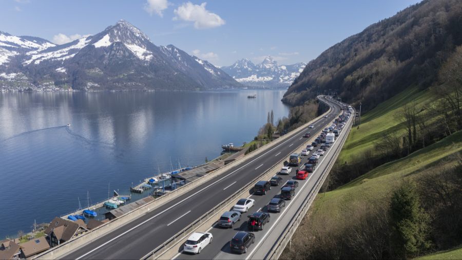 Das Astra weist Autofahrende an, den Stau nicht auf die Ortschaften entlang der Nationalstrassen zu verlagern. Dies erhöhe das Unfallrisiko.