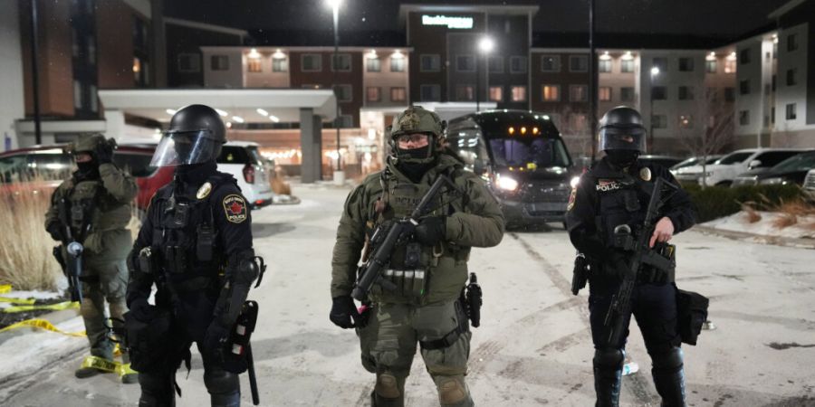 ARCHIV - Polizeibeamte stehen während eines Protests vor den Hotels SpringHill Suites und Residence Inn by Marriott in Maple Grove, Minnesota. Foto: Adam Gray/FR172090 AP/dpa