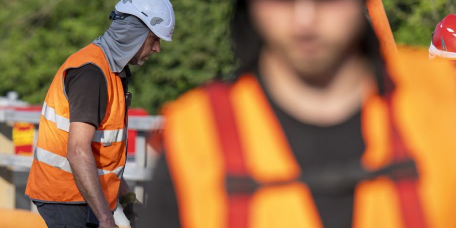 Zwischen Siebnen und Vorderthal sollen Ende 2027 oder Anfang 2028 die Strassenbauer auffahren. (Symbolbild)