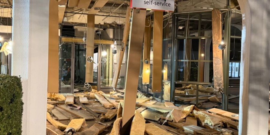 Unbekannte haben in der Nacht auf Freitag einen Bankomaten in Breitenbach SO gesprengt.