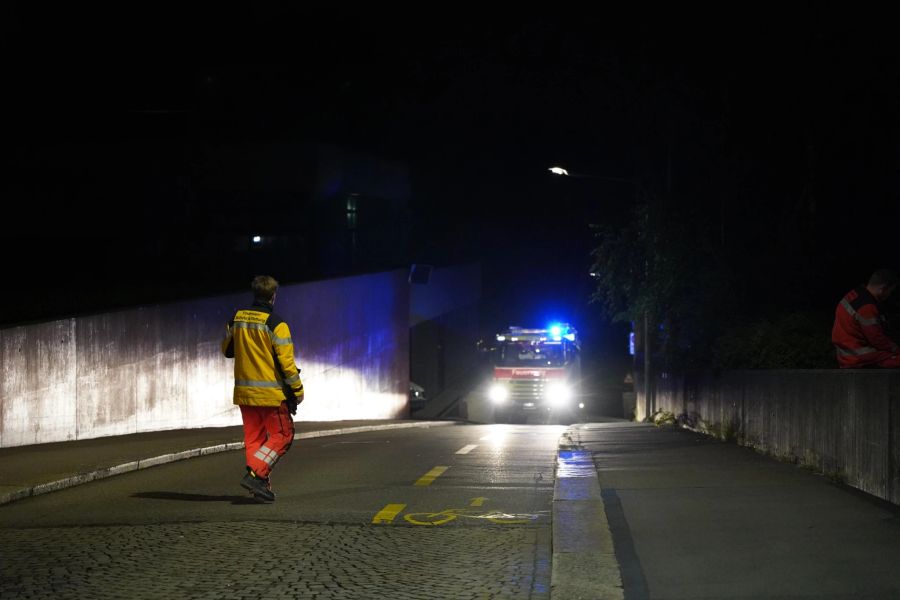 Die Einsatzkräfte arbeiten auf Hochtouren, um den Strom wieder herzustellen.