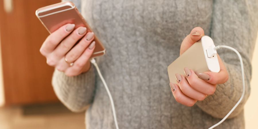 Smartphone und Powerbank