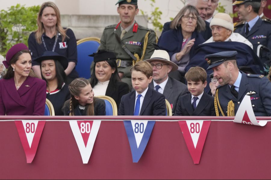 Kate und William mit ihren Kindern Charlotte, George und Louis am 5. Mai 2025.