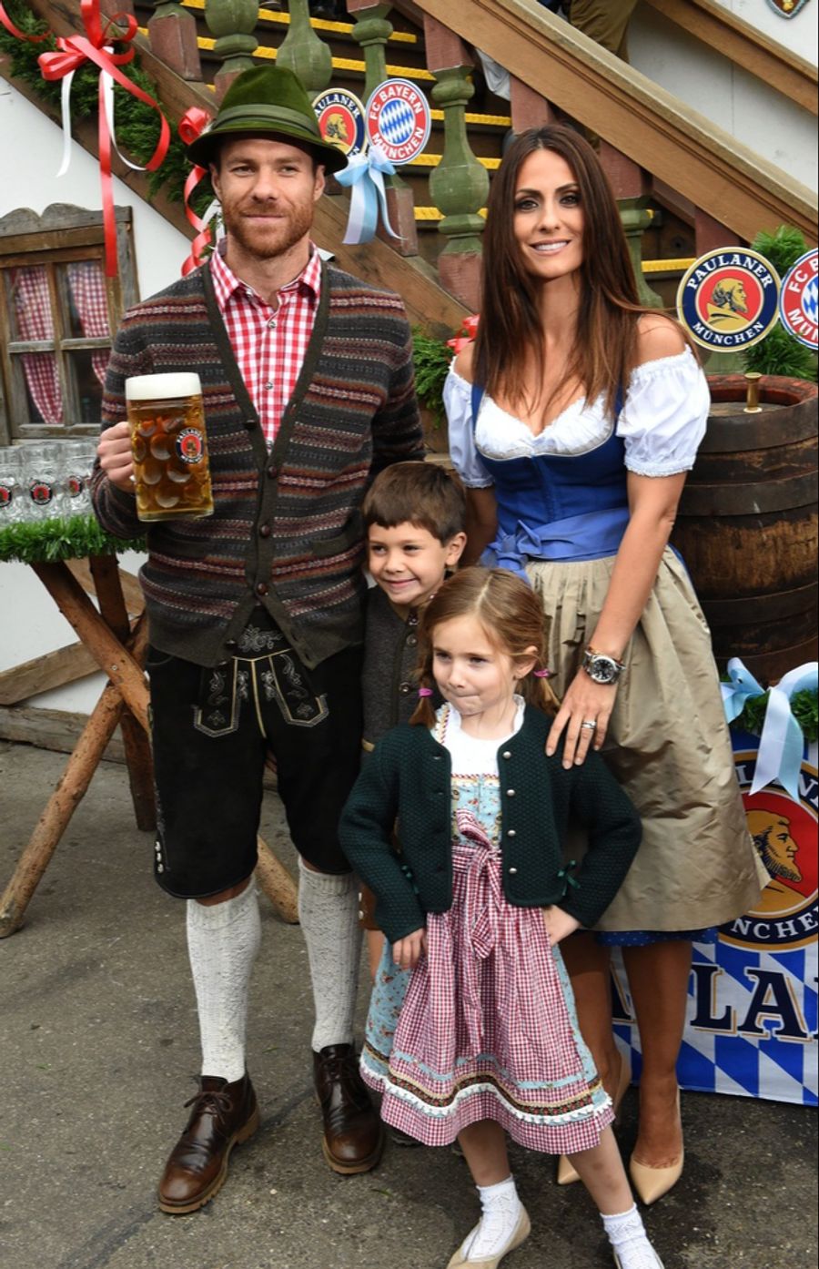 Xabi Alonso und seine Frau Nagore Aranburu am Oktoberfest 2014 – damals noch als Bayern-Spieler.
